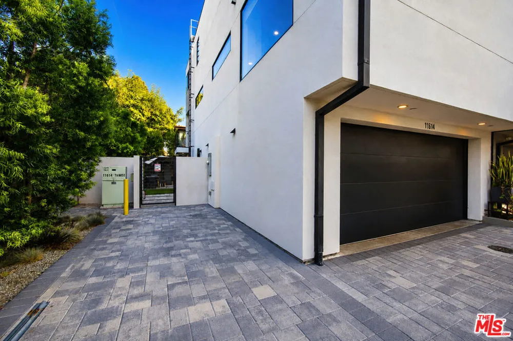 11614 Colfax Meadow Lane Studio City, CA 91604