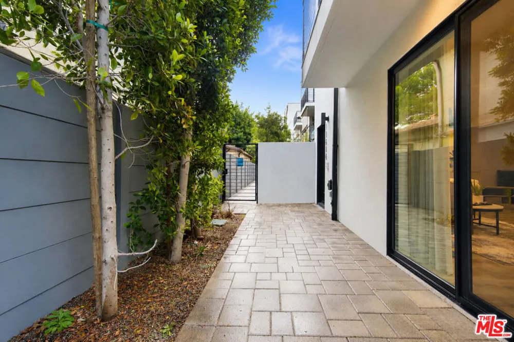 11614 Colfax Meadow Lane Studio City, CA 91604