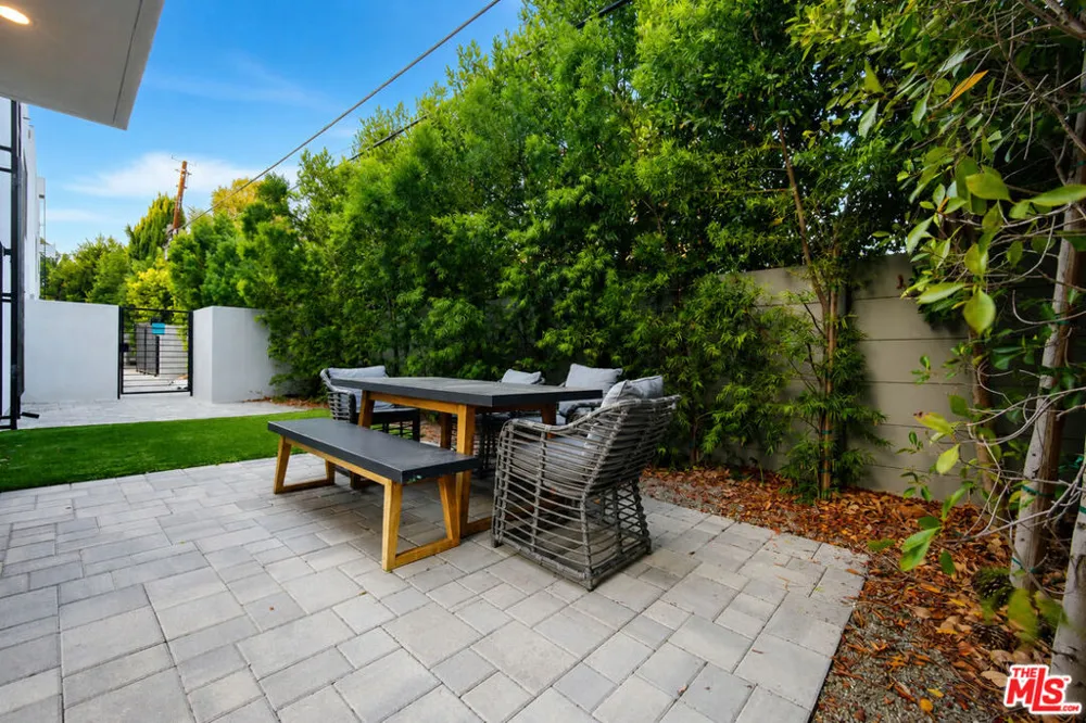 11614 Colfax Meadow Lane Studio City, CA 91604