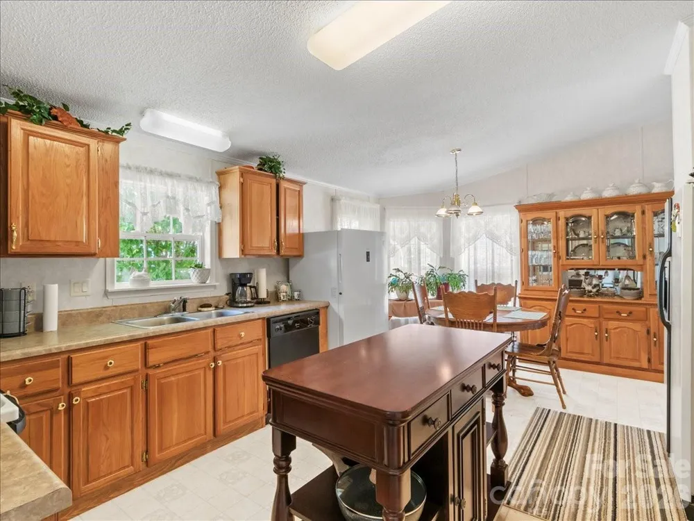 98 Cardinal Lane Burnsville, NC 28714