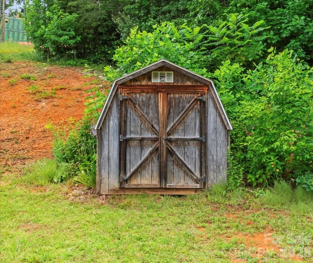 98 Cardinal Lane Burnsville, NC 28714