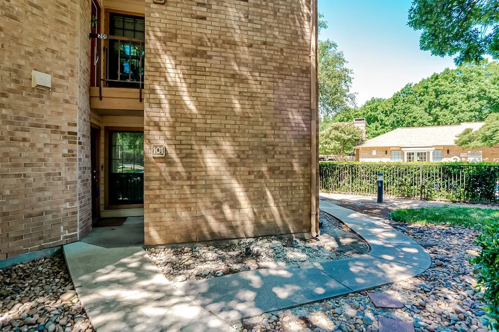 16301 Ledgemont Lane #101 Addison, TX 75001