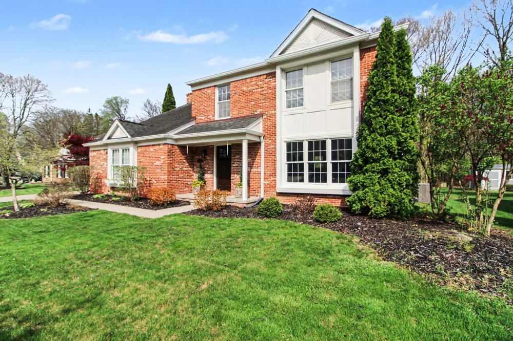 15698 Oakhill Court Livonia, MI 48154
