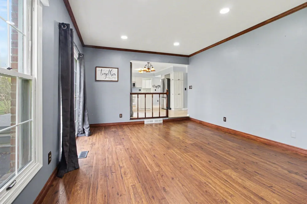 15698 Oakhill Court Livonia, MI 48154