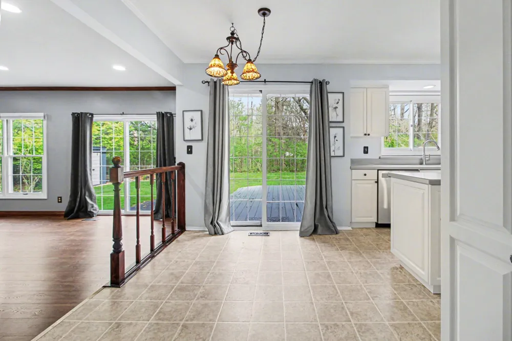 15698 Oakhill Court Livonia, MI 48154