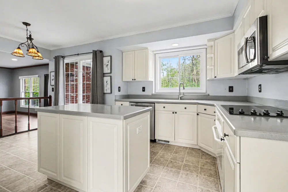 15698 Oakhill Court Livonia, MI 48154