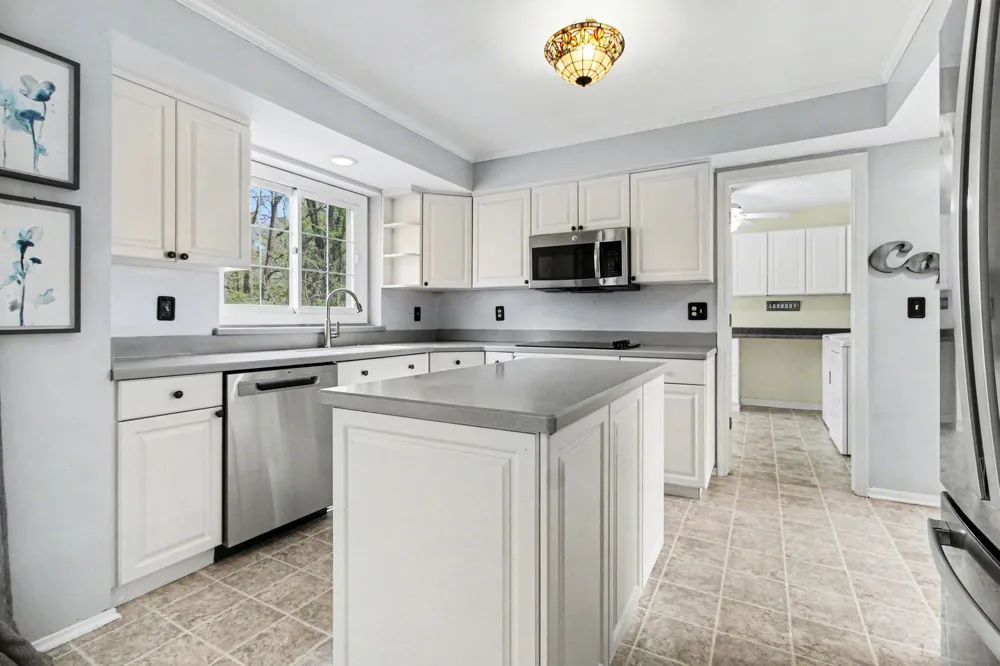 15698 Oakhill Court Livonia, MI 48154