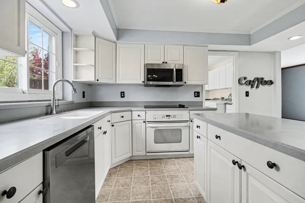 15698 Oakhill Court Livonia, MI 48154