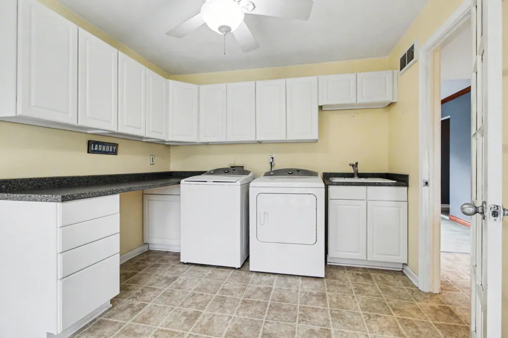15698 Oakhill Court Livonia, MI 48154