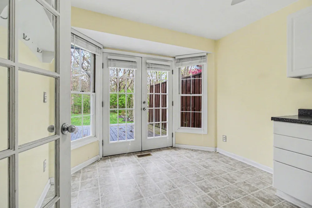 15698 Oakhill Court Livonia, MI 48154