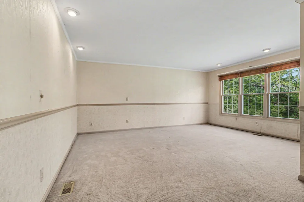 15698 Oakhill Court Livonia, MI 48154