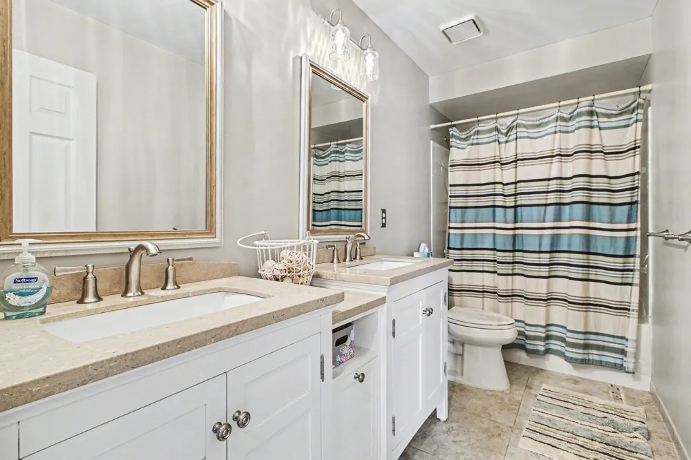 15698 Oakhill Court Livonia, MI 48154
