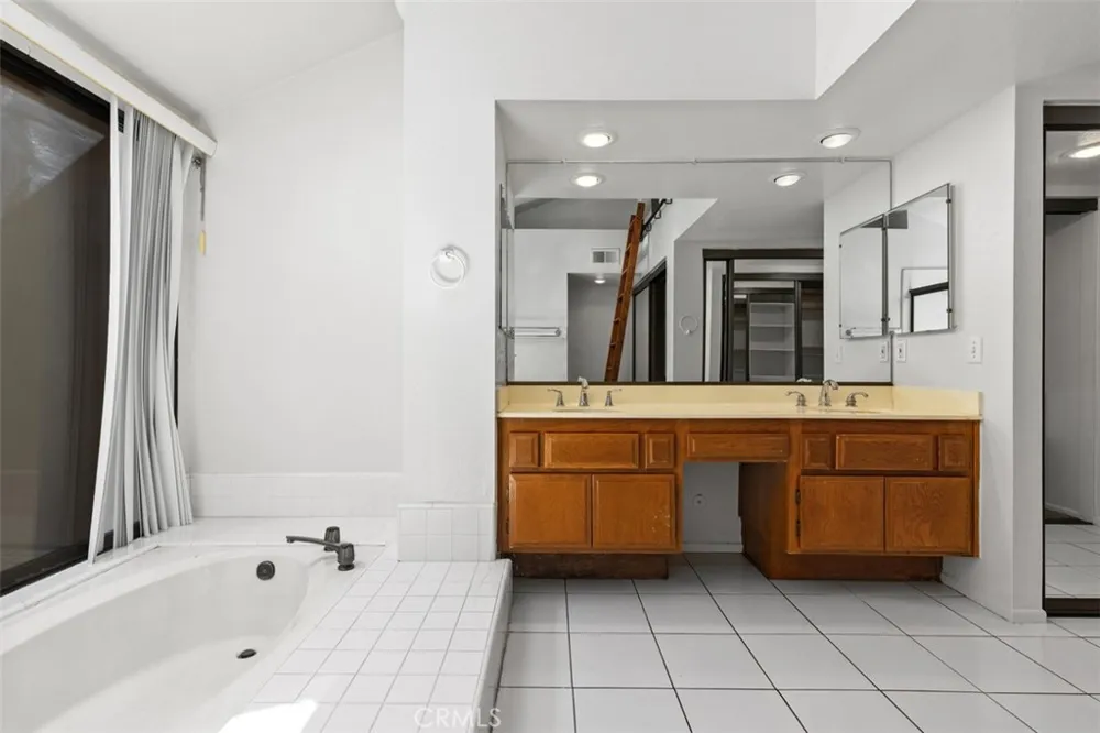 1760 Del Prado Pomona, CA 91768