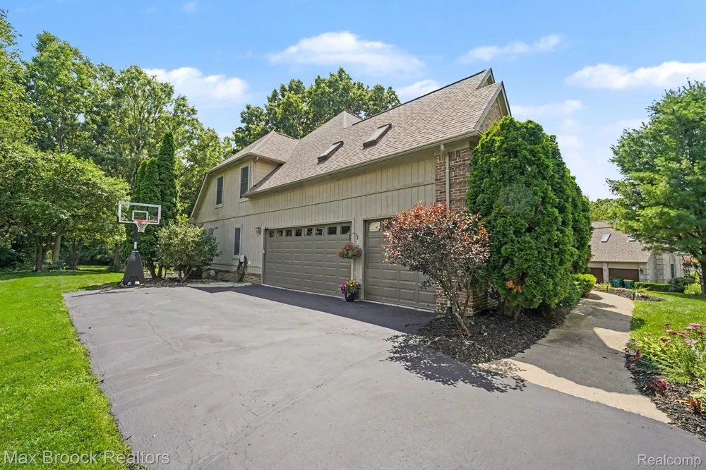 9843 Oak Valley Drive Springfield Charter Township, MI 48348
