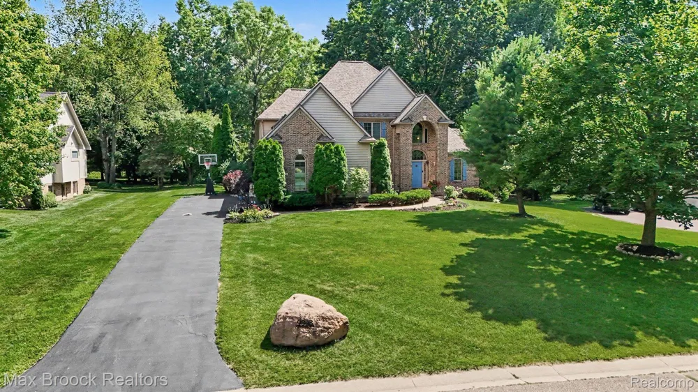 9843 Oak Valley Drive Springfield Charter Township, MI 48348