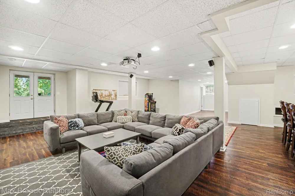 9843 Oak Valley Drive Springfield Charter Township, MI 48348