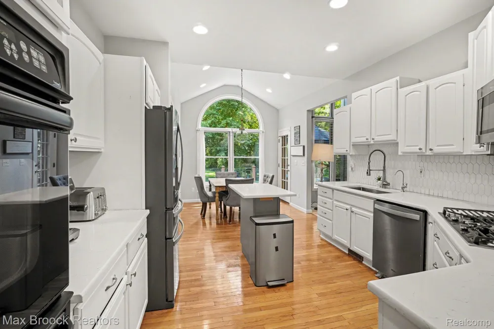 9843 Oak Valley Drive Springfield Charter Township, MI 48348