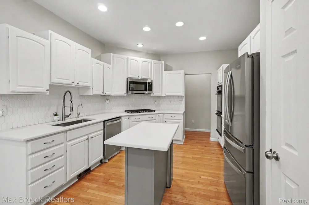 9843 Oak Valley Drive Springfield Charter Township, MI 48348