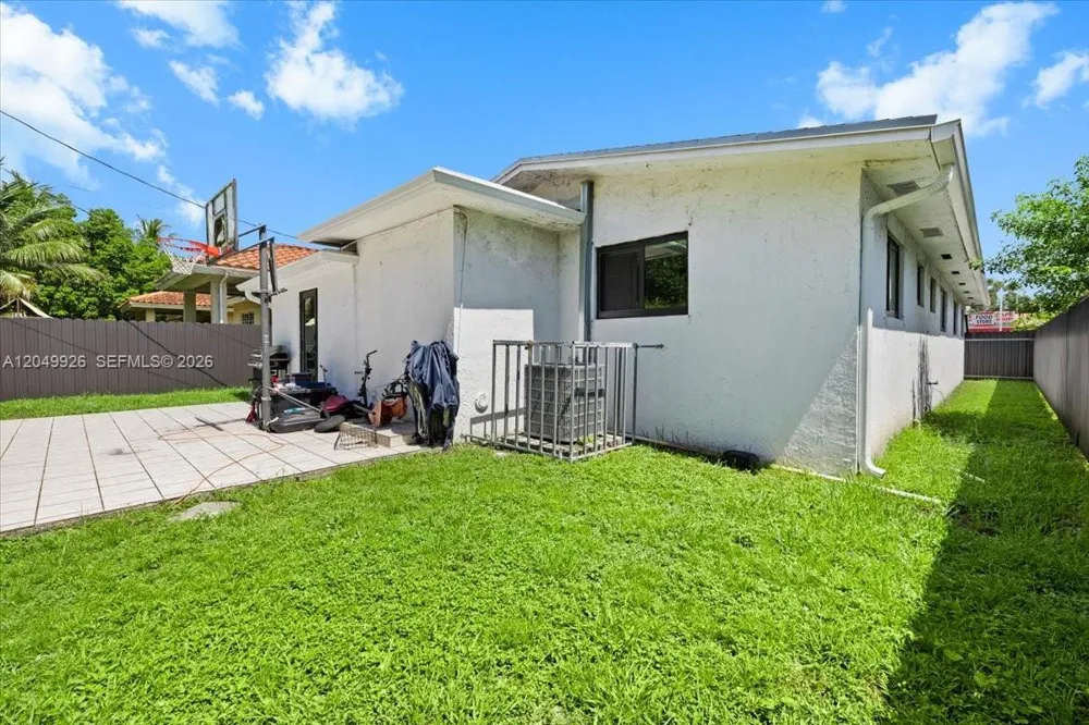 40 NW 119th St Miami, FL 33168