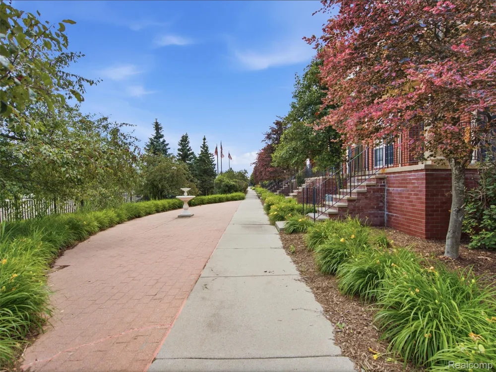 1528 Devon Lane Troy City, MI 48084