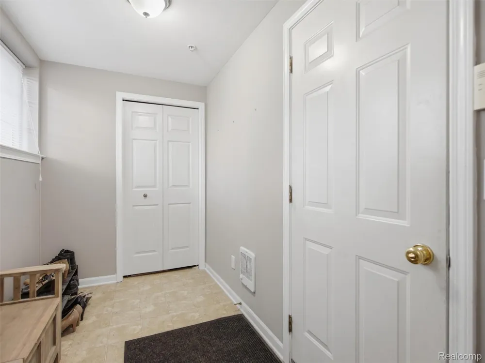 1528 Devon Lane Troy City, MI 48084