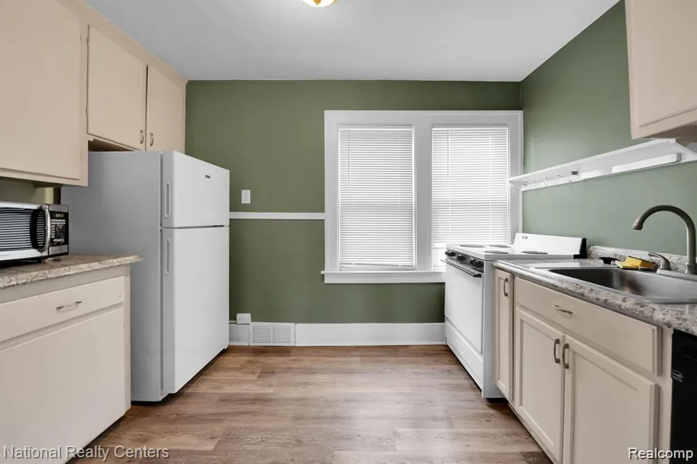 39 E Brockton Avenue Madison Heights City, MI 48071