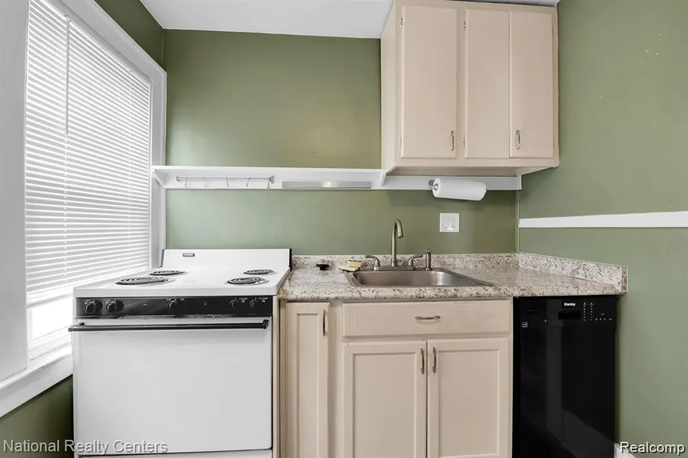 39 E Brockton Avenue Madison Heights City, MI 48071