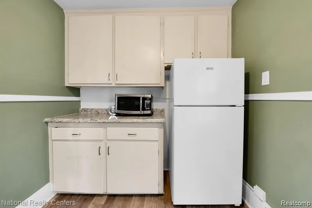 39 E Brockton Avenue Madison Heights City, MI 48071