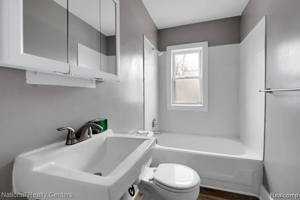39 E Brockton Avenue Madison Heights City, MI 48071