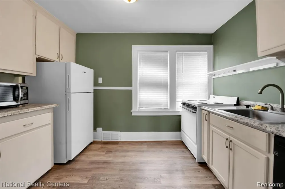 39 E Brockton Avenue Madison Heights City, MI 48071