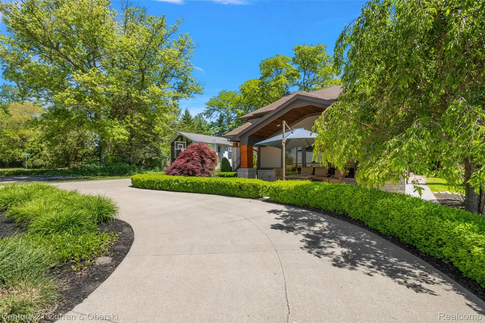 1345 E Lake Drive Novi City, MI 48377
