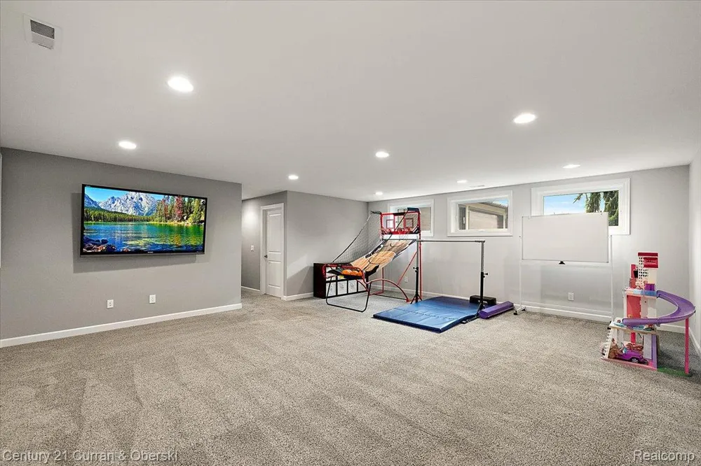 1345 E Lake Drive Novi City, MI 48377