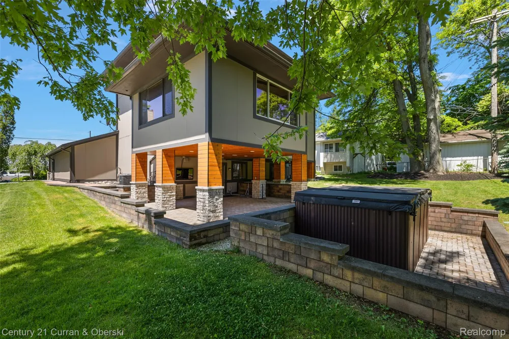 1345 E Lake Drive Novi City, MI 48377