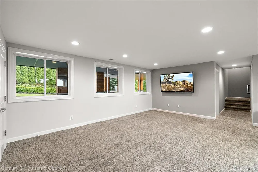 1345 E Lake Drive Novi City, MI 48377