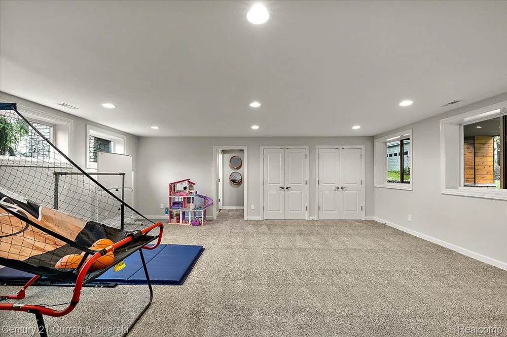 1345 E Lake Drive Novi City, MI 48377