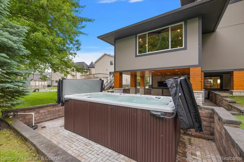 1345 E Lake Drive Novi City, MI 48377
