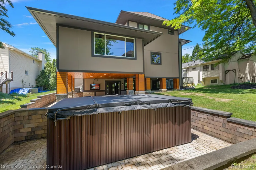 1345 E Lake Drive Novi City, MI 48377