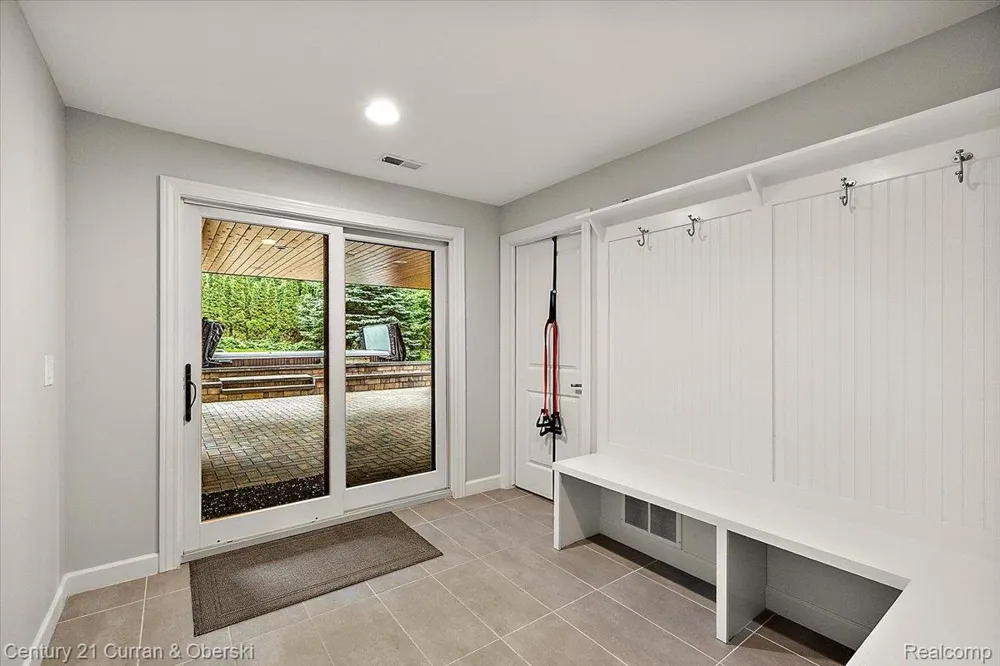 1345 E Lake Drive Novi City, MI 48377