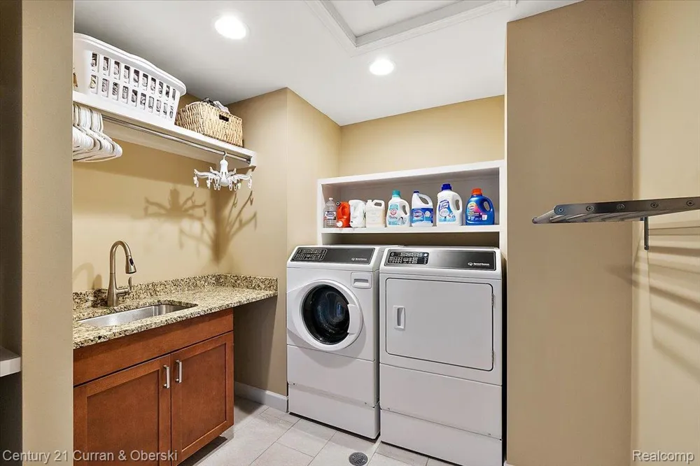1345 E Lake Drive Novi City, MI 48377