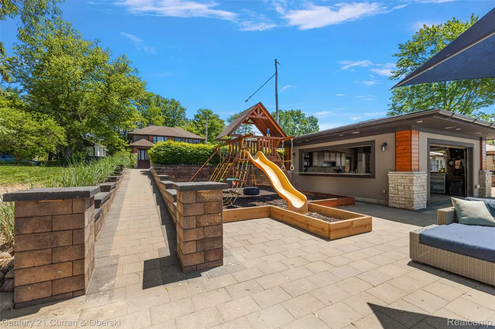 1345 E Lake Drive Novi City, MI 48377