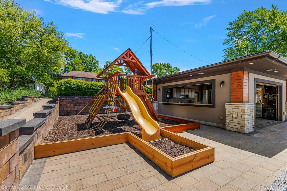 1345 E Lake Drive Novi City, MI 48377