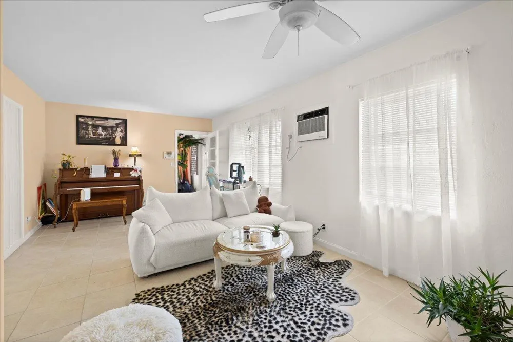 327 S Ocean Breeze #1 Lake Worth, FL 33460