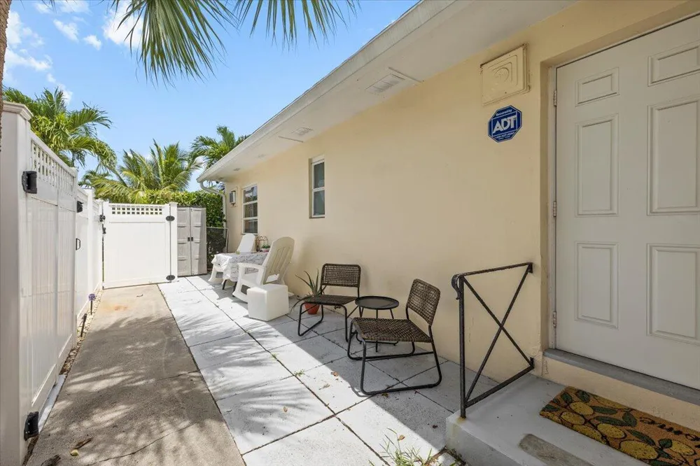 327 S Ocean Breeze #1 Lake Worth, FL 33460