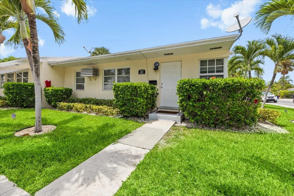 327 S Ocean Breeze #1 Lake Worth, FL 33460