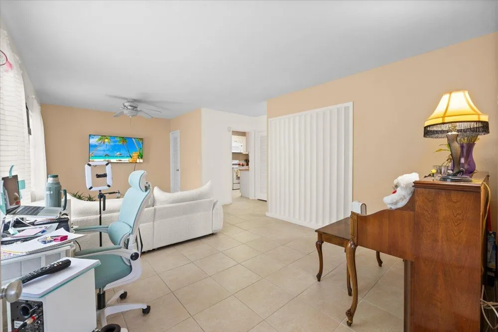 327 S Ocean Breeze #1 Lake Worth, FL 33460