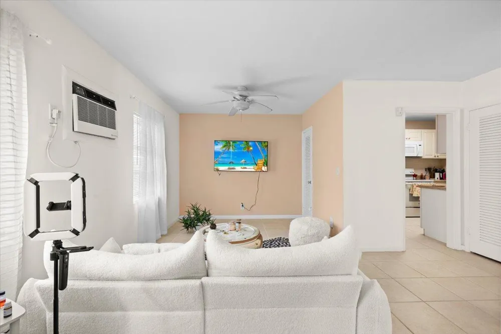 327 S Ocean Breeze #1 Lake Worth, FL 33460