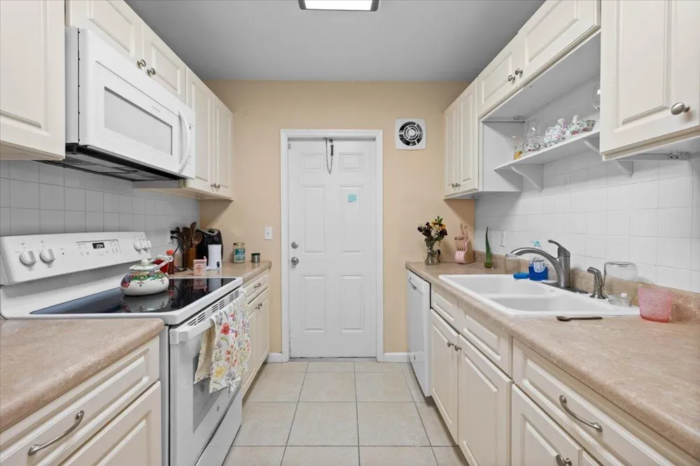 327 S Ocean Breeze #1 Lake Worth, FL 33460