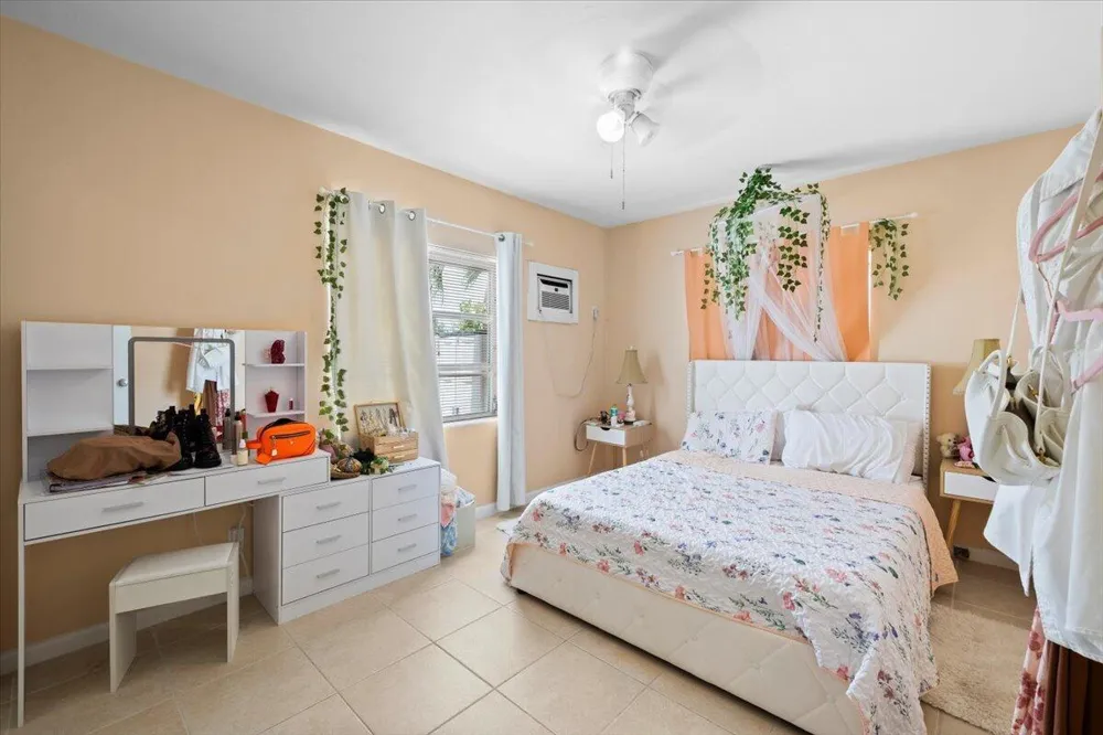 327 S Ocean Breeze #1 Lake Worth, FL 33460