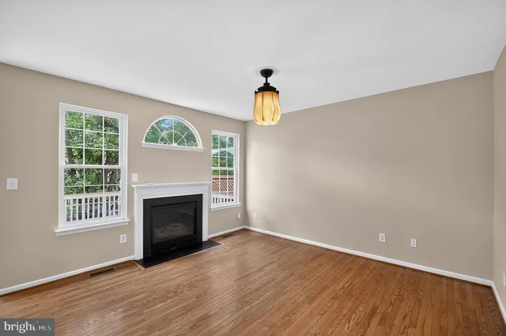 25915 KIRKWOOD SQUARE Chantilly, VA 20152