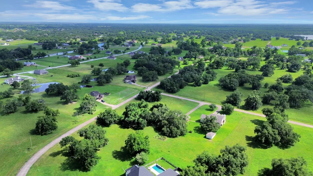 406 Rancho Chico Trail Angleton, TX 77515